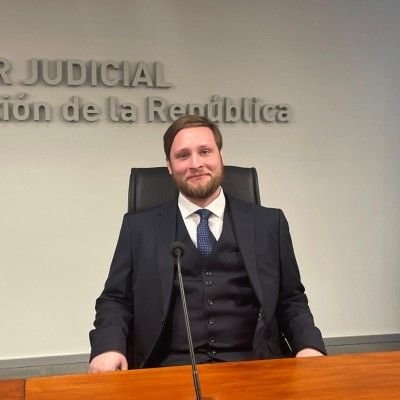 Dr. Manuel Borrelli, abogado, con traje en el estrado de una sala del Poder Judicial